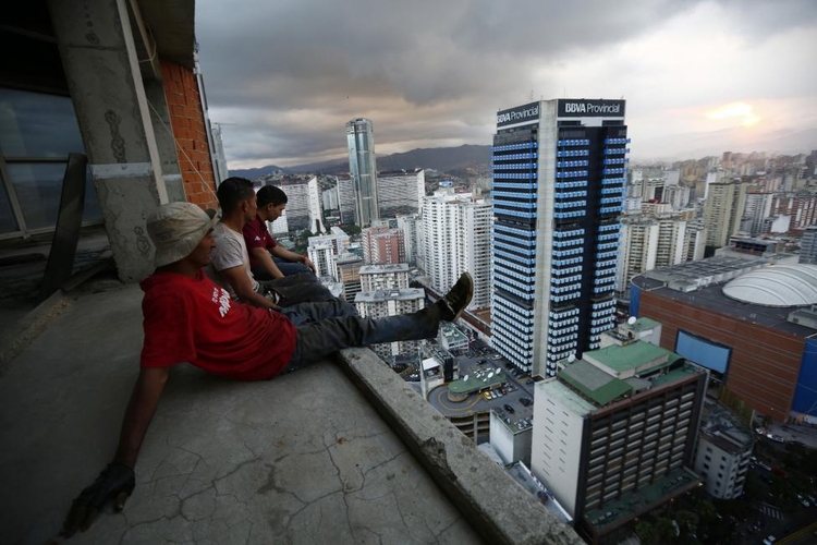 fot. Jorge Silva / Reuters / 2 kwietnia 2014  Caracas, Wenezuela  Mężczyźni odpoczywają po zbiórce złomu. Widok z 30 piętra Wieży Dawida, słynnego budynku w Wenezueli, którego historię szerzej opisywaliśmy tutaj.